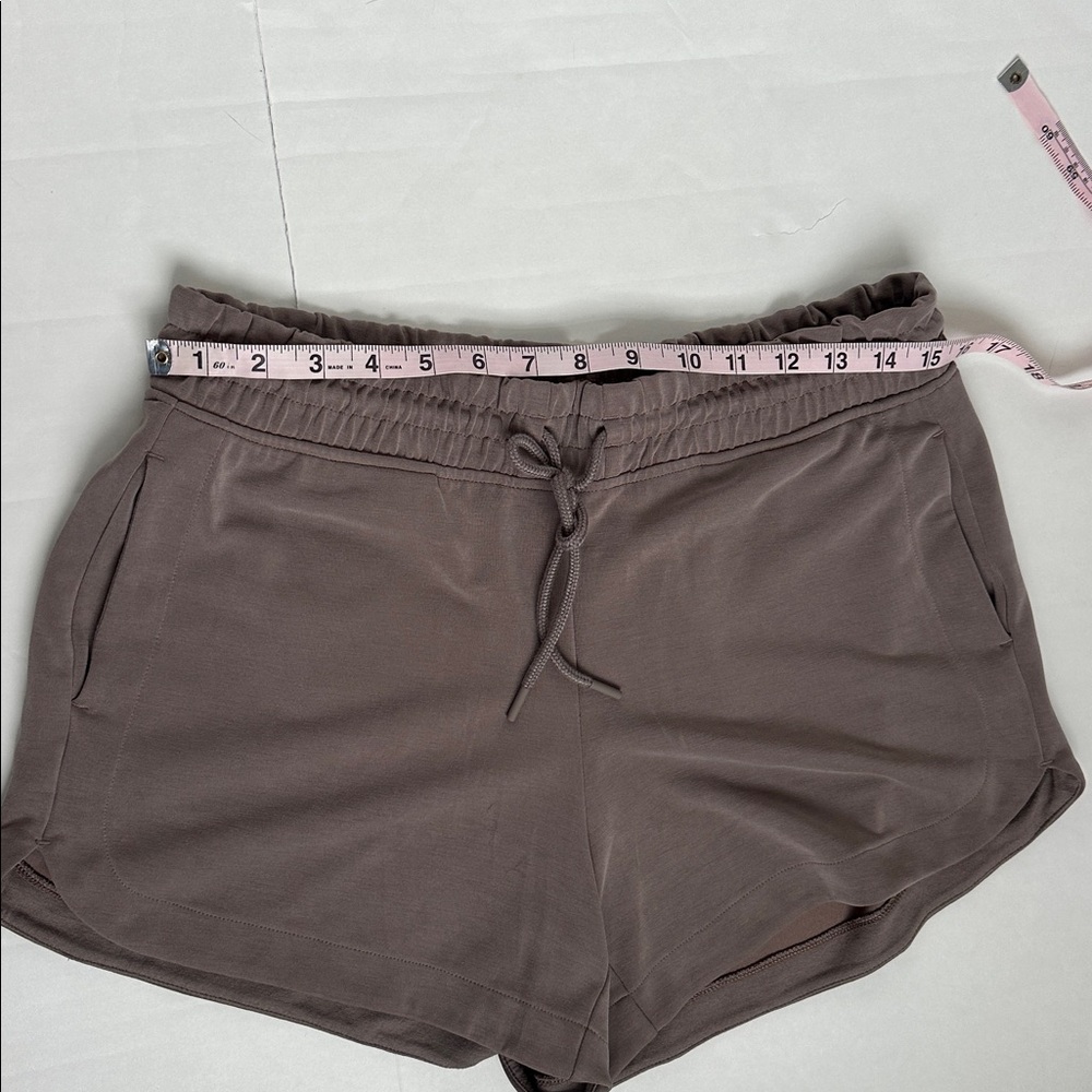 Athleta Seasoft Midrise 4” Drawstring Active Shorts in Taupe - Picture 6 of 8